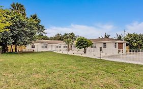 2 Bedroom Holiday Retreat West Palm Beach Art